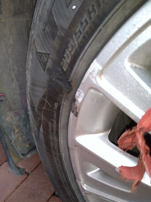 新手开车,轮胎蹭马路牙子上了,侧面车胎掉了块皮子,还能继续用吗